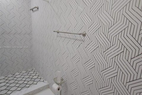Casa en venta en Miami, Florida, 3 dormitorios, 294.31 m2 № 2079770 - foto 19