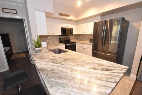 Condo in Sarasota, Florida, 2 bedrooms  № 2145045 - photo 3