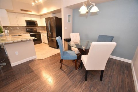 Condo in Sarasota, Florida, 2 bedrooms  № 2145045 - photo 2