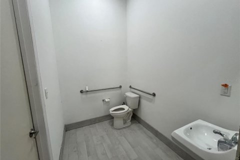 Propiedad comercial en alquiler en Winter Haven, Florida, 2543.66 m2 № 2211246 - foto 8