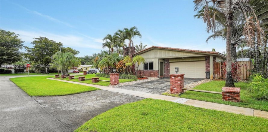 Villa ou maison à Hollywood, Floride 3 chambres, 192.87 m2 № 1947566