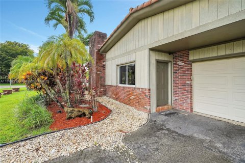 Villa ou maison à louer à Hollywood, Floride: 3 chambres, 192.87 m2 № 1947566 - photo 3