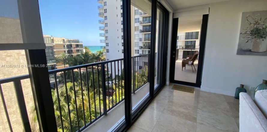 Кондоминиум с 2 спальнями в Холливуд, Флорида № 1958412