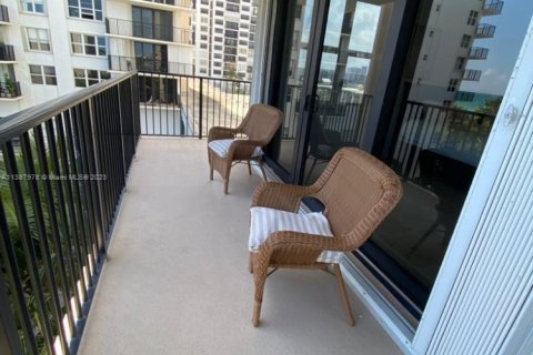 Снять в аренду кондоминиум в Холливуд, Флорида 2 спальни, 130.06м2, № 1958412 - фото 2