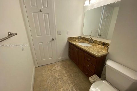 Снять в аренду кондоминиум в Холливуд, Флорида 2 спальни, 130.06м2, № 1958412 - фото 16