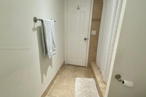 Снять в аренду кондоминиум в Холливуд, Флорида 2 спальни, 130.06м2, № 1958412 - фото 21