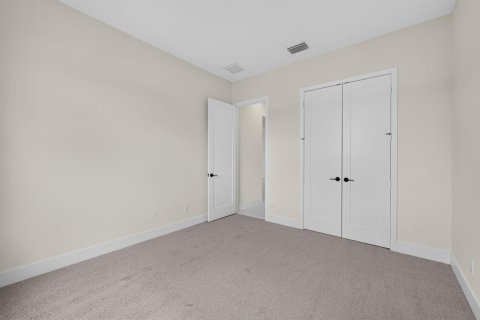 House in Port St. Lucie, Florida 4 bedrooms, 227.42 sq.m. № 2189469 - photo 17