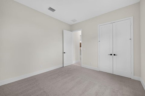 House in Port St. Lucie, Florida 4 bedrooms, 227.42 sq.m. № 2189469 - photo 24