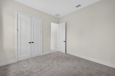 House in Port St. Lucie, Florida 4 bedrooms, 227.42 sq.m. № 2189469 - photo 20