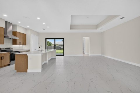 House in Port St. Lucie, Florida 4 bedrooms, 227.42 sq.m. № 2189469 - photo 7
