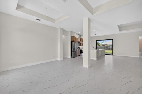 House in Port St. Lucie, Florida 4 bedrooms, 227.42 sq.m. № 2189469 - photo 6
