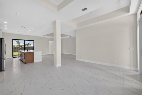 House in Port St. Lucie, Florida 4 bedrooms, 227.42 sq.m. № 2189469 - photo 5