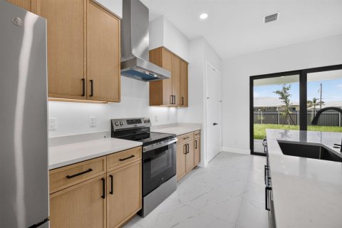 House in Port St. Lucie, Florida 4 bedrooms, 227.42 sq.m. № 2189469 - photo 13