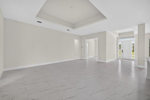 House in Port St. Lucie, Florida 4 bedrooms, 227.42 sq.m. № 2189469 - photo 9