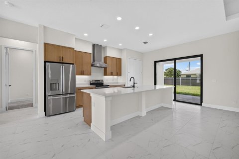 House in Port St. Lucie, Florida 4 bedrooms, 227.42 sq.m. № 2189469 - photo 12