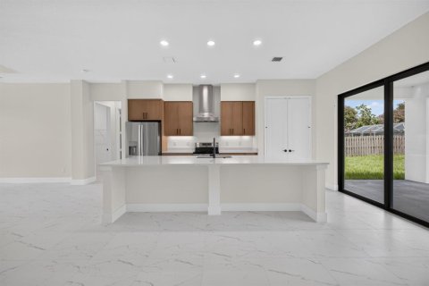 House in Port St. Lucie, Florida 4 bedrooms, 227.42 sq.m. № 2189469 - photo 11
