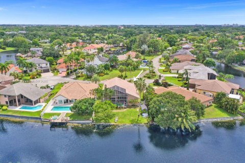 Casa en venta en Plantation, Florida, 5 dormitorios, 296.08 m2 № 1827494 - foto 2