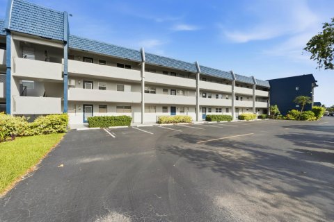 Condo in Margate, Florida, 2 bedrooms  № 2187172 - photo 2