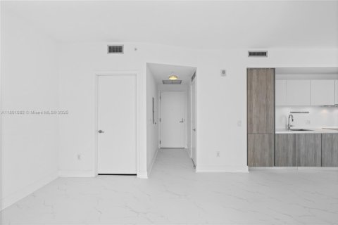 Condo in Miami, Florida, 1 bedroom № 1935822 - photo 20