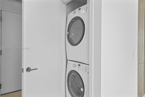 Condo in Miami, Florida, 1 bedroom № 1935822 - photo 6