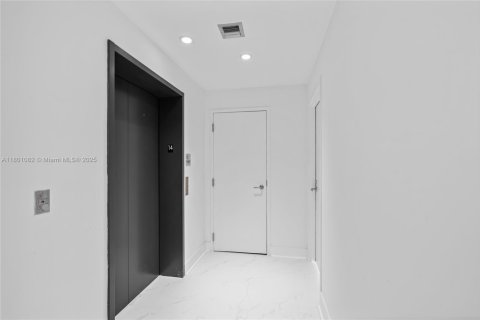 Condo in Miami, Florida, 1 bedroom № 1935822 - photo 5