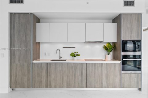 Condo in Miami, Florida, 1 bedroom № 1935822 - photo 23