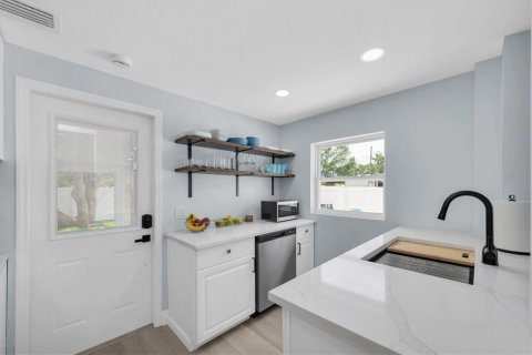 House in Saint Petersburg, Florida 4 bedrooms, 146.69 sq.m. № 2394057 - photo 10