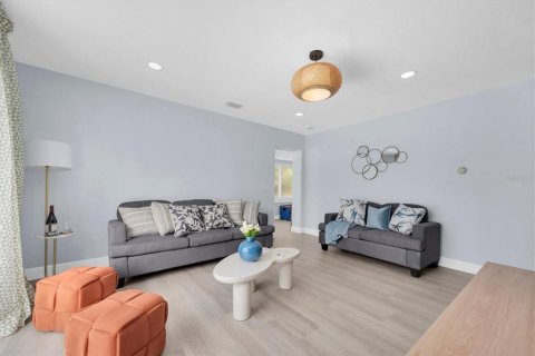 House in Saint Petersburg, Florida 4 bedrooms, 146.69 sq.m. № 2394057 - photo 4