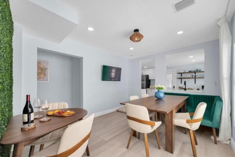 House in Saint Petersburg, Florida 4 bedrooms, 146.69 sq.m. № 2394057 - photo 8