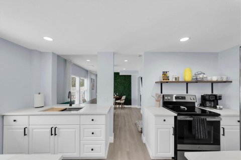 House in Saint Petersburg, Florida 4 bedrooms, 146.69 sq.m. № 2394057 - photo 9