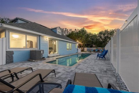 House in Saint Petersburg, Florida 4 bedrooms, 146.69 sq.m. № 2394057