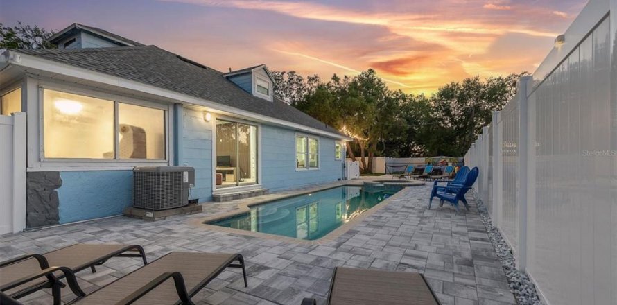 House in Saint Petersburg, Florida 4 bedrooms, 146.69 sq.m. № 2394057