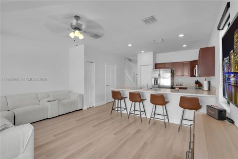 Touwnhouse à vendre à Hialeah, Floride: 3 chambres, 143.53 m2 № 2025637 - photo 12
