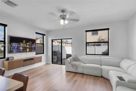 Touwnhouse à vendre à Hialeah, Floride: 3 chambres, 143.53 m2 № 2025637 - photo 13