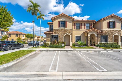 Touwnhouse à vendre à Hialeah, Floride: 3 chambres, 143.53 m2 № 2025637 - photo 1