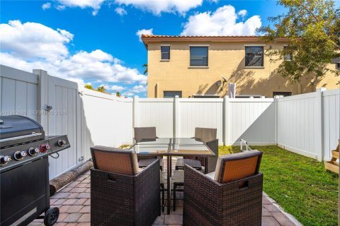 Touwnhouse à vendre à Hialeah, Floride: 3 chambres, 143.53 m2 № 2025637 - photo 25