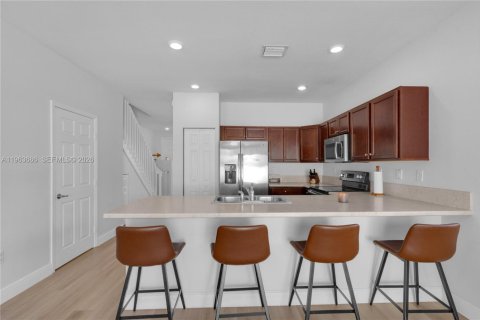 Touwnhouse à vendre à Hialeah, Floride: 3 chambres, 143.53 m2 № 2025637 - photo 10