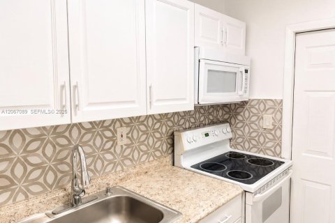 Appartement à louer à Deerfield Beach, Floride: 2 chambres, 225.94 m2 № 2286577 - photo 7