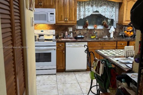 Casa en venta en Hialeah, Florida, 4 dormitorios, 223.89 m2 № 1864875 - foto 11