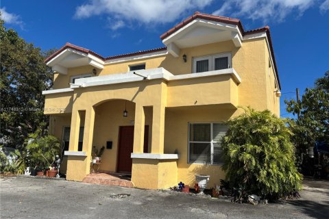 Casa en venta en Hialeah, Florida, 4 dormitorios, 223.89 m2 № 1864875 - foto 2
