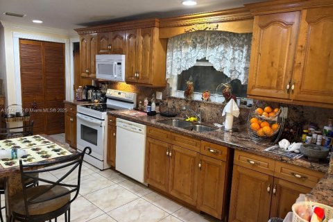 Casa en venta en Hialeah, Florida, 4 dormitorios, 223.89 m2 № 1864875 - foto 12