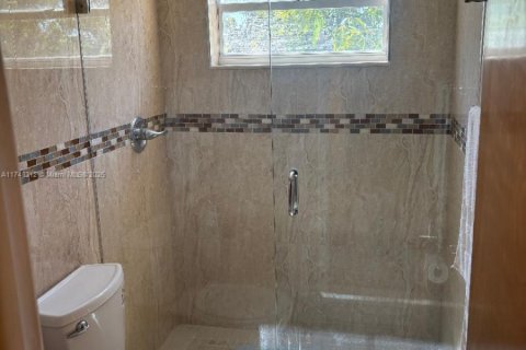 Casa en venta en Hialeah, Florida, 4 dormitorios, 223.89 m2 № 1864875 - foto 16