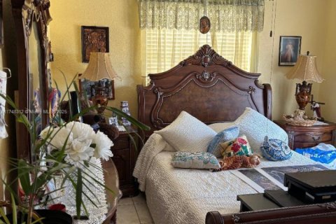Casa en venta en Hialeah, Florida, 4 dormitorios, 223.89 m2 № 1864875 - foto 13