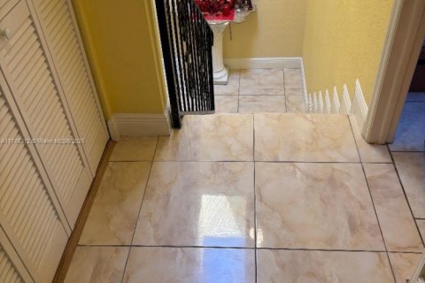 Casa en venta en Hialeah, Florida, 4 dormitorios, 223.89 m2 № 1864875 - foto 7