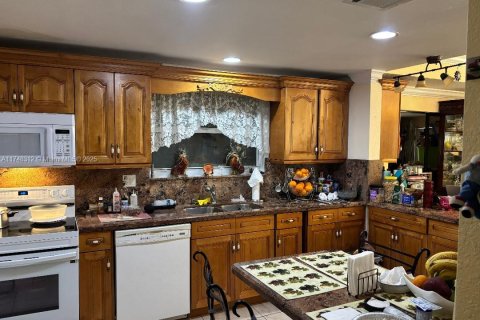 Casa en venta en Hialeah, Florida, 4 dormitorios, 223.89 m2 № 1864875 - foto 10