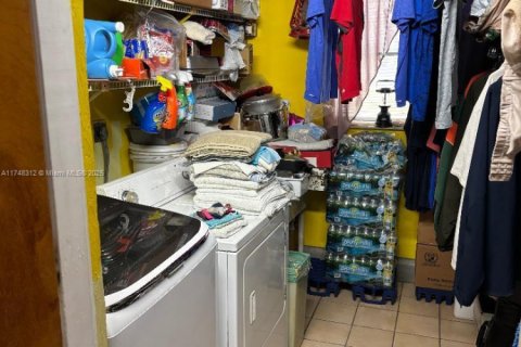 Casa en venta en Hialeah, Florida, 4 dormitorios, 223.89 m2 № 1864875 - foto 19