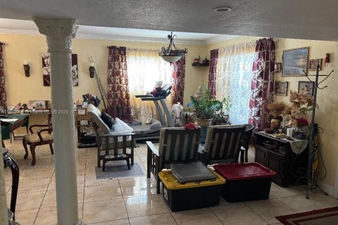 Casa en venta en Hialeah, Florida, 4 dormitorios, 223.89 m2 № 1864875 - foto 4