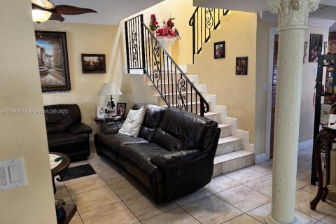 Casa en venta en Hialeah, Florida, 4 dormitorios, 223.89 m2 № 1864875 - foto 5