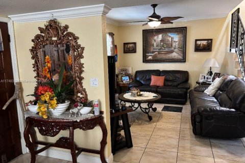 Casa en venta en Hialeah, Florida, 4 dormitorios, 223.89 m2 № 1864875 - foto 3