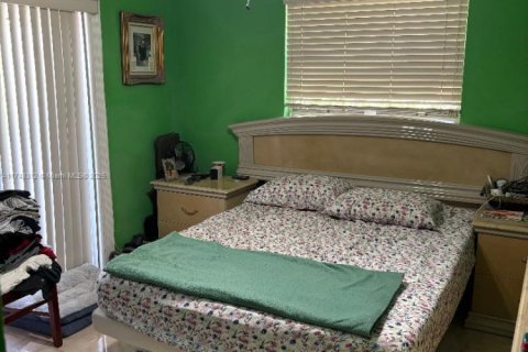 Casa en venta en Hialeah, Florida, 4 dormitorios, 223.89 m2 № 1864875 - foto 17